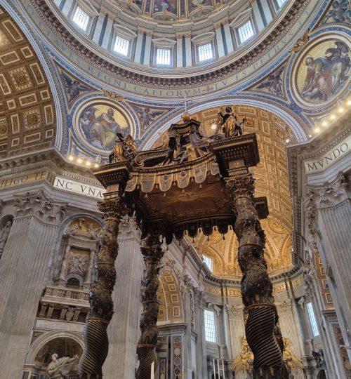 Das hier ist der Papstaltar unter dem sogenannten Ziborium im Petersdom - genau mittig unter der riesigen Kuppel.