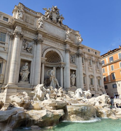 Eine weitere enorm bekannte Sehenswürdigkeit in Rom ist der Trevi-Brunnen. Dementsprechend viel besucht ist er und es drängen sich unheimlich viele Menschen vor ihm.
