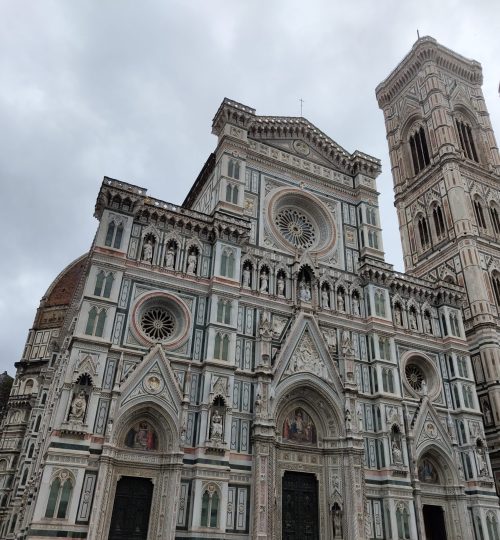 Am Mittwoch ging es mit dem Zug weiter nach Florenz. Ein paar Minuten Fußweg vom Hauptbahnhof entfernt, befindet sich die Kathedrale von Florenz. Rechts neben ihr ist der sogenannte Campanile - ein Glockenturm, der mit ihr nicht verbunden ist, aber zum Komplex dazugehört.