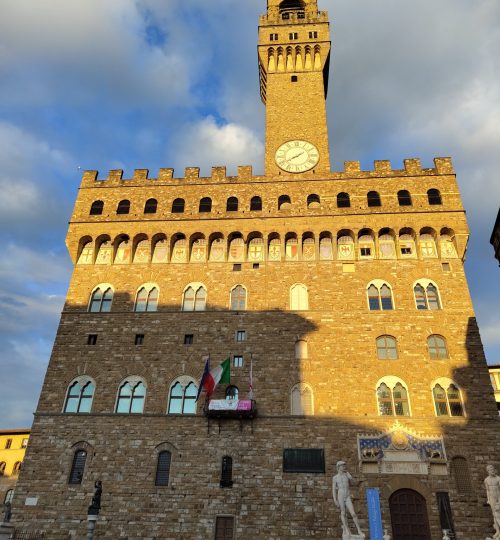 Und wieder nur einen Steinwurf von der Kathedrale entfernt, befindet sich der Palazzo Vecchio. Er beherbergte früher das Stadtparlament. Heute ist das Rathaus im Palast ansässig.