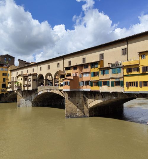 Die Uffizien liegen direkt am Ufer des Arno. Wenn man vor ihnen steht, hat man diesen wunderschönen Blick auf die Ponte Vecchio. Heute sind in allen Häuschen auf der Brücke Schmuckgeschäfte untergebracht.