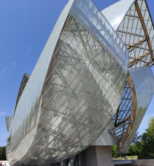 Am Samstag besuchte ich das erste Mal die Kunstausstellung in der Fondation Louis Vouitton - ein futuristisch aussehendes Gebäude im Bois de Boulogne im Westen von Paris.