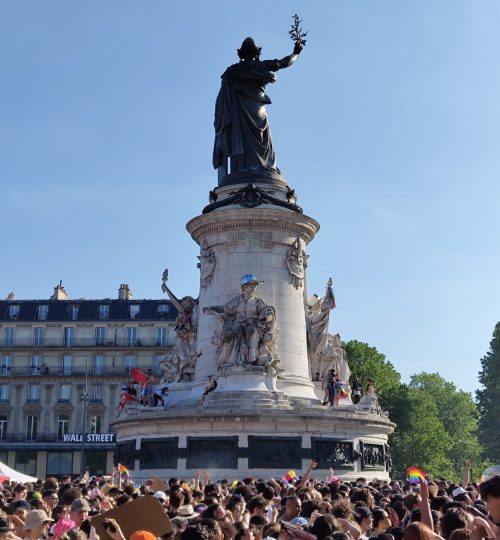 Nachmittags ging ich dann weiter zur Pride Parade, wo ich die Stimmung und die Musik für eine Weile genoss. Im Hintergrund sieht man das Monument auf dem Place de la République.