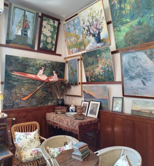 Monets ehemaliges Gartenhaus ist originalgetreu ausgestattet und zeigt innen einige Repliken seiner bekanntesten Werke.