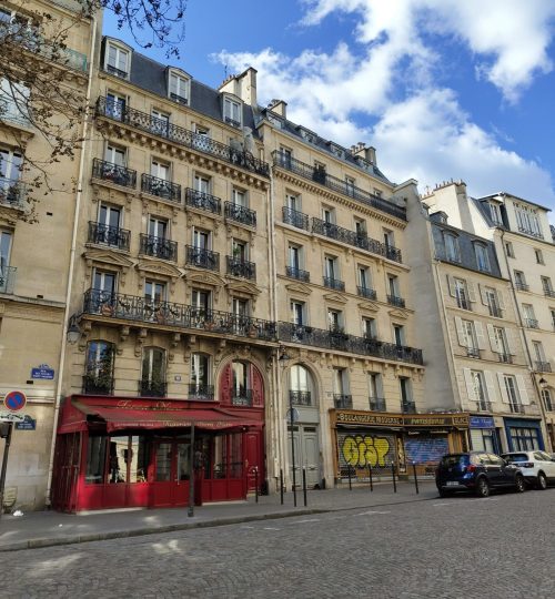 Einige kennen vielleicht auch die Serie "Emily in Paris" (ich gehöre nicht dazu). Einige Stellen wurden jedenfalls in diesem Café gedreht. Und das Haus in dem Emily in der Serie wohnt, ist gleich um die Ecke.