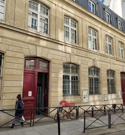 Hier zu sehen ist der Eingang des Cafés "Chez Mona" - ein sehr cooles Café in der Nähe des Jardin du Luxembourg.