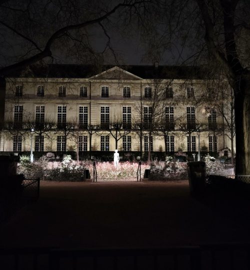 Das ist der Square Georges Cain bei Nacht. Tagsüber auf jeden Fall im Trubel von Paris einen Besuch wert, um ein ein wenig Ruhe zu finden.