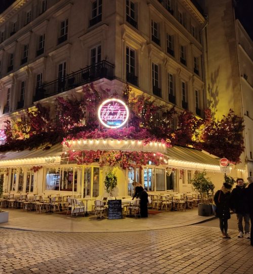 Das Café Blanchet ganz in der Nähe von Châtelet les Halles bei Nacht