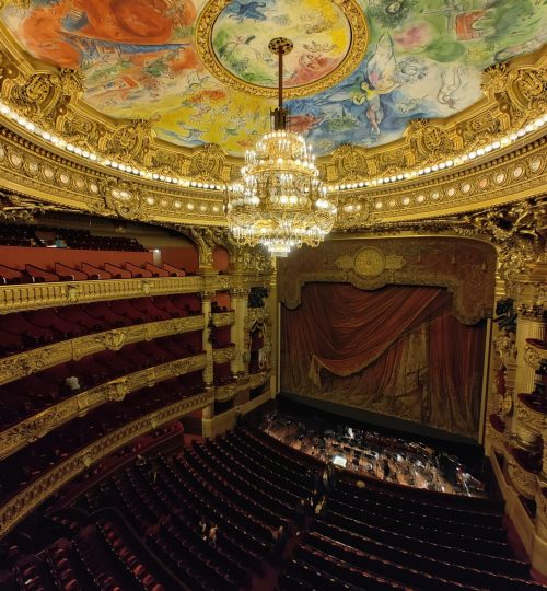 Und so sieht der Zuschauerraum der Opéra aus. Am Abend meines Besuchs fand eine absolute Seltenheit statt: Eine Tänzerin und ein Tänzer wurden mit einem "Étoile" ausgezeichnet - also einem Stern. Das entspricht der höchsten Auszeichnung, die man von der Pariser Oper verliehen bekommen kann.