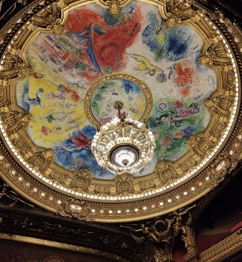 Hier zu sehen ist das Deckengemälde in der Kuppel der Opéra Garnier. Geschaffen wurde es von Marc Chagall und wie man sehen kann, ist es deutlich moderner als der Rest. Mir persönlich gefällt es ehrlicherweise echt gut.