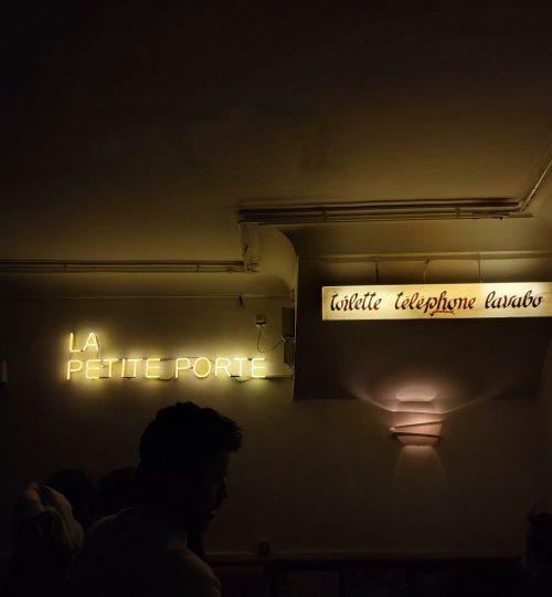 Ortswechsel zu einem preiswerteren Etablissement: Die Bar "La petite porte". Hier hatten es mir wieder einmal die Leuchtschilder angetan.