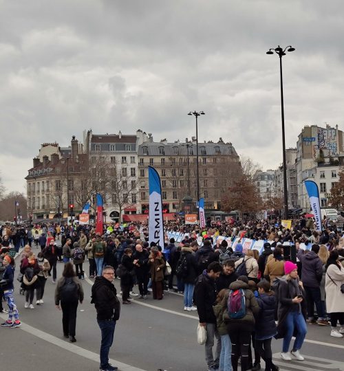 Und hier sieht man den Zieleinlauf am Place de la Bastille. An diesem Sonntag waren extrem viele Menschen auf den Beinen und in Paris unterwegs.