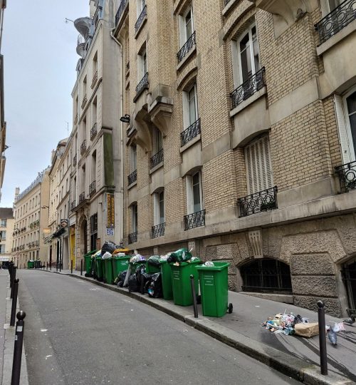 Seit einigen Wochen versucht Emmanuel Macron eine neue Rentenreform in Frankreich durch das Parlament zu bringen. Diese Woche fanden viele große Demonstrationen gegen dieses Vorhaben statt. Und wie man in der ganzen Stadt sehen konnte, streiken die Angestellten der Müllabfuhr ebenfalls seit ein paar Tagen - überall liegt Müll und die Mülltonnen quillen über.