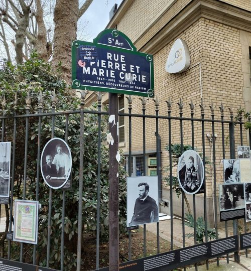 Am Samstag war ich jedoch vor allem in Paris, um einmal das Marie Curie Museum - ganz in der Nähe des Panthéon - zu besuchen. Das "Institut du Radium", in dem das Museum untergebracht ist, befindet sich - wie man auf diesem Bild sehen kann - in der "Rue Pierre et Marie Curie".