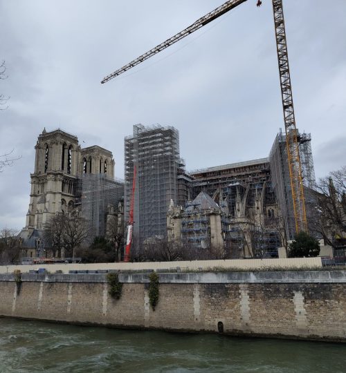 Ortswechsel zur wohl bekanntesten Kirche in Paris: Notre-Dame de Paris. Wie man sehen kann, sind die Bauarbeiten nach dem Brand 2019 in vollem Gange, damit der Wiedereröffnung 2026 nichts im Weg steht.