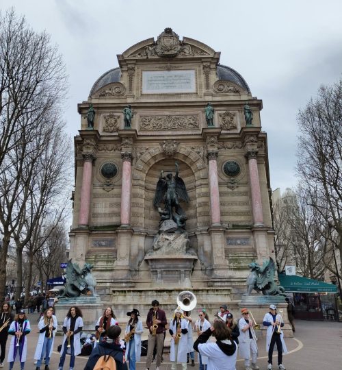 Und zuletzt noch ein Bild einer sehr schönen französischen Tradition: Oft kann man diese Brassbands in Paris und anderen Städten Frankreichs treffen. Sie bilden sich meist aus Studierenden einer Hochschule und sorgen immer für gute Laune, wo sie gerade sind - hier auf dem Place Saint-Michel.