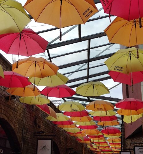 Eine der Gassen im Camden Market ist mit solchen bunten Schirmen überhangen - natürlich ein sehr gutes Fotomotiv für Touristen wie mich.