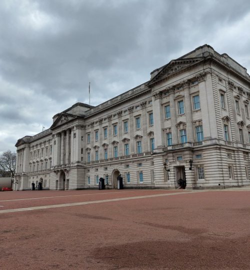 Noch ein Stück weiter westlich grenzt die Piccadilly Street an den Green Park, der wiederum am Buckingham Palace liegt, den man hier sieht.