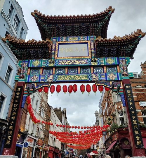 Nun wieder zurück in die Innenstadt: In London gibt es zwischen den Stadtteilen Covent Garden und Soho auch eine sogenannte Chinatown. Den Eingang bildet dieses prachtvolle Tor.