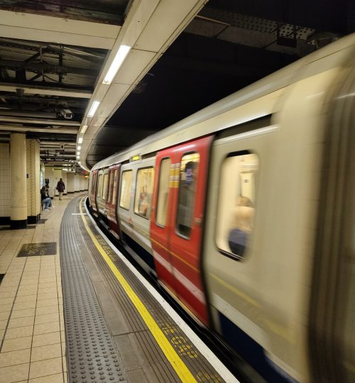 Zum Vergleich mit Paris musste ich auch ein Bild der Londoner "Tube" machen. Sie ist die am längsten existierende U-Bahn der Welt, wodurch sich die vergleichsweise kleinen Tunnel und Bahnen erklären lassen.