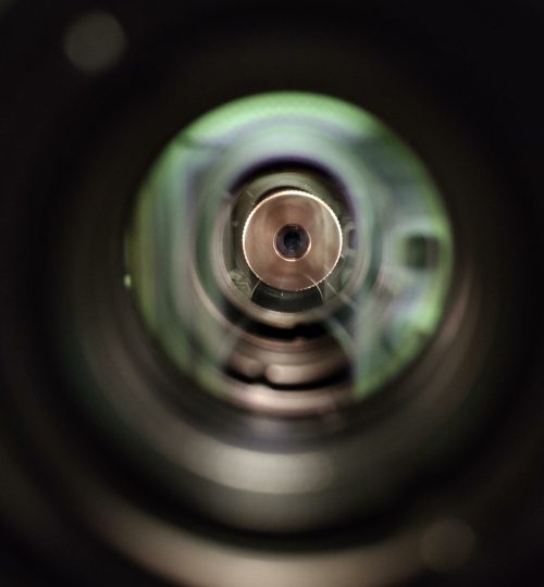 Ein Blick durch verschiedene optische Materialien auf einen Kollimator.