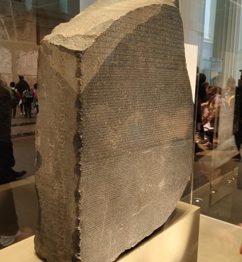 Das wohl bekannteste Ausstellungsstück im Museum: Der Rosetta Stone. Er half Jean-François Champollion dabei, die ägyptischen Hieroglyphen zu entschlüsseln. Grundlage dafür war, dass drei Versionen desselben Textes auf dem Stein zu lesen sind.