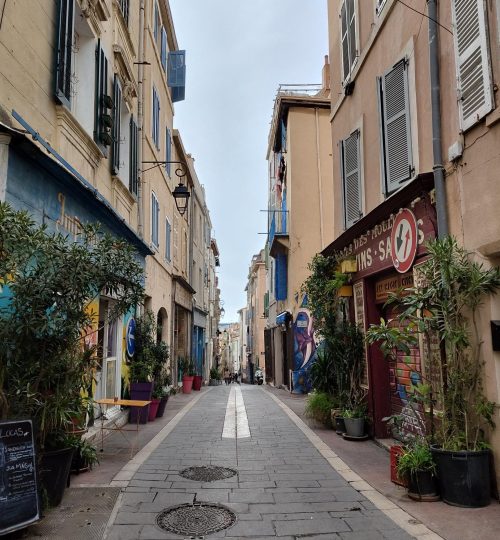 Ortswechsel ganz weit nach Süden: Dies ist das kleine Stadtviertel "Le Panier" in Marseille. Mit vielen kleinen Gassen, Cafés und Kunstläden ist es äußerst sehenswert.