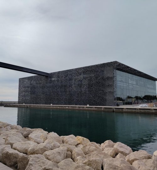 Am Eingang zum alten Hafen von Marseille befinden sich zwei sehr moderne Museen - hier sieht man das "Museum der Zivilisationen Europas und des Mittelmeers".