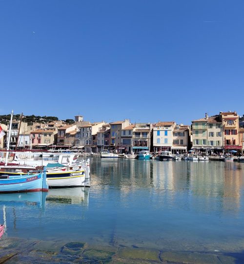 Etwas östlich von Marseille befindet sich am Mittelmeer das kleine Fischerdörfchen Cassis, dessen Hafen man hier sieht.