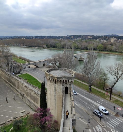Ein weiteres Wahrzeichen der Stadt ist die Pont d'Avignon, die in einem französischen Volkslied besungen wird und zu meinem Erstaunen nur noch zur Hälfte existiert.