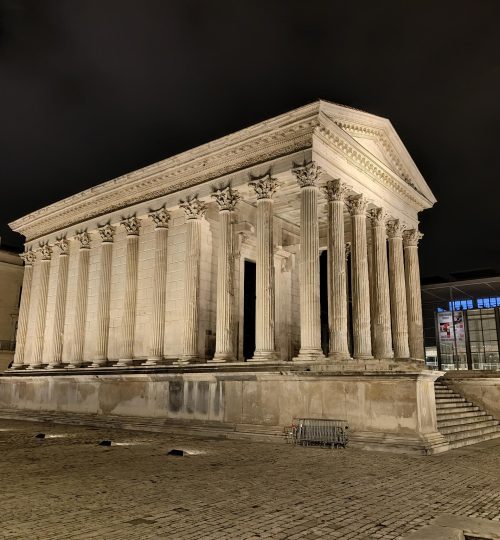 Abends ging es dann nach Nîmes, wo man noch weiter in der Zeit zurück reisen kann. Das ist zum Beispiel die Maison Carrée. Es ist einer der am besten erhaltenen Tempel aus römischer Zeit.