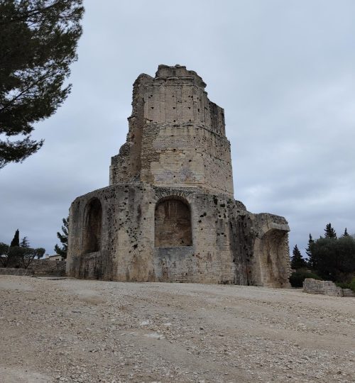 Ebenfalls in Nîmes befindet sich der Tour Magne aus dem 3. Jahrhundert vor Christus - und damit eines der ältesten Gebäude in Europa.