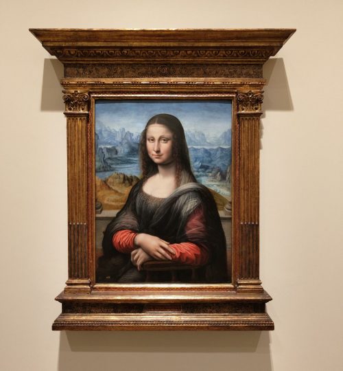 Ganz viel weniger beachtet ist hingegen dieses Werk: Es entstand wohl zur exakt gleichen Zeit wie die originale Mona Lisa und wurde von Leonardos Schüler Melzi angefertigt. Interessanterweise wurde das erst kürzlich bei Restaurierungsarbeiten herausgefunden.