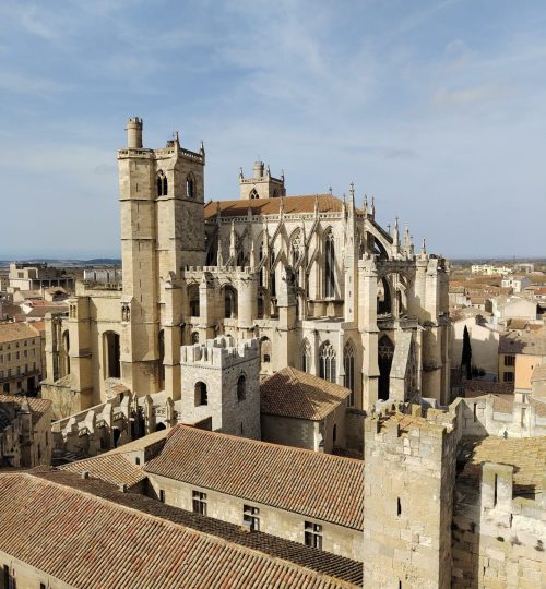 Nicht zu übersehen ist die Kathedrale von Narbonne. Von innen wirkt sie halbfertig, da lediglich der Chorraum fertiggestellt wurde. Der Stadtrat stritt sich so lange, dass der Bau schließlich eingestellt wurde.