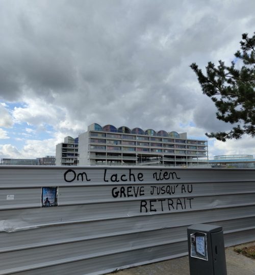 Zu Beginn der Woche mal wieder ein Update zu den Streiks in Frankreich: Der Widerstand ist ungebrochen, wie man an diesem Graffiti gut erkennen kann. ("Wir lassen nicht nach. Streik bis zur Rente.")