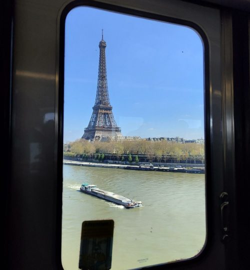 Und nun schon wieder im Wochenende: Mit der Métrolinie 6 kann man über die Brücke Bir-Hakeim fahren und dabei gleichzeitig diesen wunderbaren Blick auf den Eiffelturm genießen.