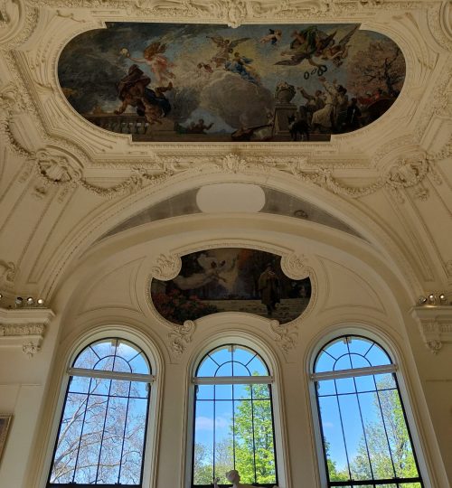 Überquert man die Seine befindet sich gegenüber vom Invalidendom das Petit Palais - ein Kunstmuseum, das der Stadt gehört. Das Beste: Jede:r hat hier kostenfreien Eintritt.