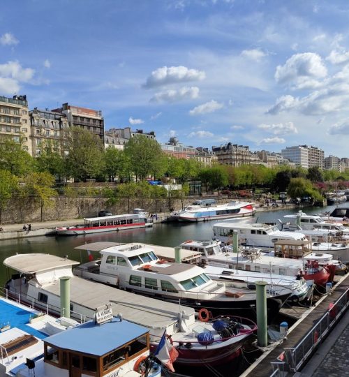 Am Sonntag war bestes Wetter und ich war dort unterwegs, wo auch "echte" Pariser:innen zum Entspannen hingehen würden: Dem Canal Saint Martin. Einige der dortigen Boote sind Hausboote und durchgehend bewohnt.