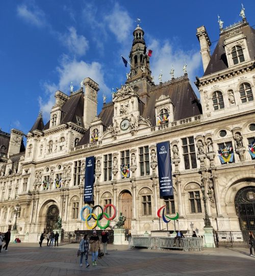Ein Bild des Pariser Rathauses habe ich eigentlich schon einmal gezeigt. Hier möchte ich jedoch auf die zwei dunkelblauen Banner aufmerksam machen: Sie teilen mit, dass sich das Rathaus mit den aktuellen Demonstrationen in Frankreich solidarisiert. Irgendwie witzig.