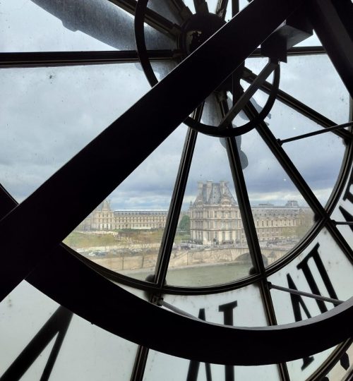 Durch die Uhr im obersten Geschoss hat man einen schönen Ausblick auf das rechte Seineufer. Im Hintergrund sieht man hier den Louvre.
