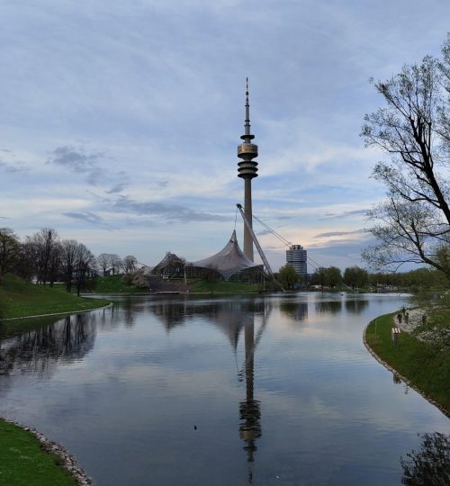 Ein weiterer Park in München: Der Olympiapark mit dem Münchner Fernsehturm.