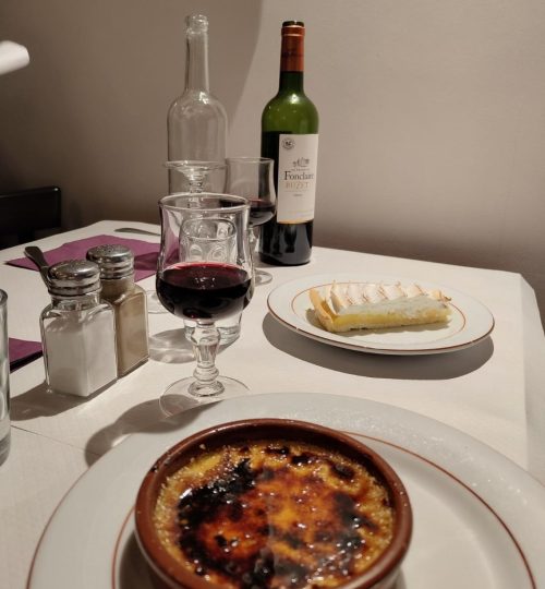 Am Montagabend war ich in einem typisch französischen Restaurant essen - "Le Coup de Torchon" in der Nähe des Jardin du Luxembourg. Die Crème Brûlée und die Tarte au Citron Meringuée sind sehr empfehlenswert.