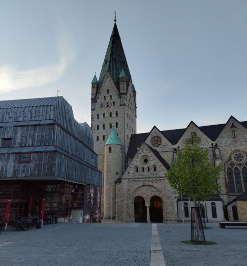 Hier sieht man den Dom von Paderborn. Er liegt gleich oberhalb der Paderquellen und besitzt eine der größten Krypten in Deutschland.
